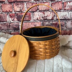 Longaberger 2001 Collectors Club Sewing Basket with Wooden Lid